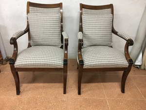 Tapizado de dos butacas con dos cojines tirados en arganzuela