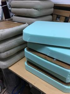 Tapizado de veinte sillas con goma de 25 kilos dura en barajas