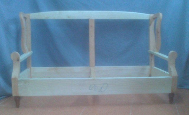 Sofá a medida de fabricación de madera maciza en Madrid