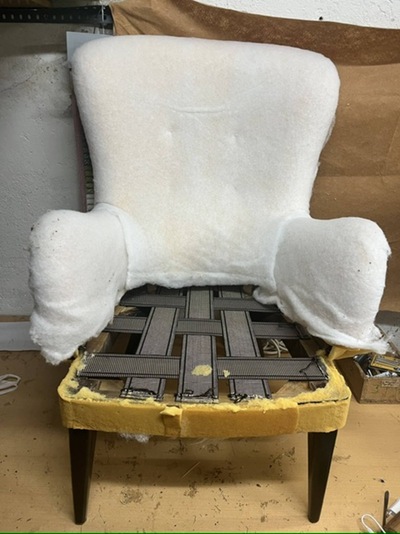 Proceso de tapizado artesanal de sillón en Madrid